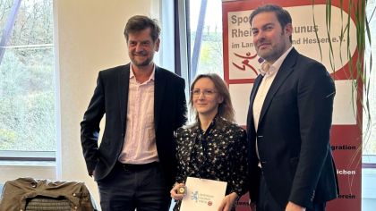 v.l. Sportkreisvorsitzender Markus Jestaedt, Paralympics Goldmedaillengewinnerin Natascha Hiltrop, Landrat Sandro Zehner                Bild: Sportkreis, Markus Jestaedt