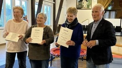 von links: Monika Emanuel, Karin Römer, Maria Ries (alle Gymnastikverein Huppert), Helmut Heisen (2. Vorsitzender Sportkreis Rheingau-Taunus)                Bild: Sportkreis