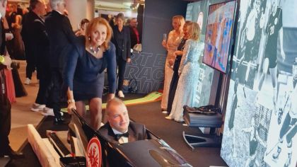 Der mehrfache Olympiasieger, Welt - und Europameister André Lange an den Steuerseilen mit Anschieberin Erica Fischbach.                Bild: Eintracht Frankfurt