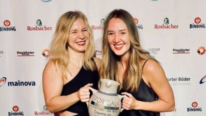 Rechts: Christine (Ini) Bernstein: Trainerin des Jahres 2024, links: Jasmin Jüttner vom SC Judokan e.V. Frankfurt (war nominiert zur Sportlerin des Jahres 2024)                Bild: Sportamt Frankfurt, Sportgala