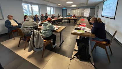 Der Sportkreis-Vorstand reflektiert mit der Referentin in Klausur
das Leitbild des Sportkreises Groß-Gerau in Walldorf.                Bild: Sportkreis GG