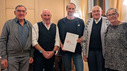 Die Mitglieder des TVP-Ältestenrats und der Sportkreisvorsitzende bei der Übergabe der Ehrenurkunde - v. l. Manfred Pinhack, Harald Piaskowski, Melvin Axt, Klaus-Dieter Albert, Elvira Albert                Bild: Thorsten Vey - TV Petersberg