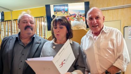 Winfried Jäger (links) erhält die Bronzene Ehrennadel des lsb h im Auftrag von Juliane Kuhlmann, der Präsidentin, von Harald Piaskowski (Sportkreisvorsitzender) und Heike Kleemann (Stadträtin)                Bild: Kateryna Chertok - DAFKS