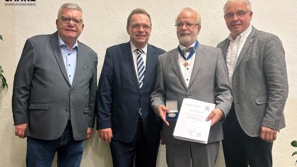 Verleihung des Hessischen Verdienstordens (v.li.): Reimund Schirmer (Vorsitzender der Gemeindevertretung Malsfeld), Landrat Winfried Becker, der geehrte Wilfried Sommer und Malsfelds Bürgermeister Michael Hanke. Foto: N.N. | Gemeinde Malsfeld                Bild: NN./Gemeinde Malsfeld