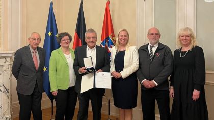 Sportkreis-Vorsitzender Günter Bausewein erhält den Hessischen Verdienstorden am Bande (v.l.: SK-Ehrenvorsitzender Horst Knop, stv. SK-Vorsitzende Sibylle Becker, Günter Bausewein, Staatsministerin Diana Stolz, stv. SK-Vorsitzender Walter Spiwak, Geschäftsstellenleitung Katja Zeth-Seidel)                Bild: Sportkreis Bergstraße