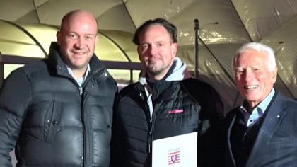 v.l. Ingmar Jung (Hessisches Ministerium für Landwirtschaft und Umwelt, Weinbau, Forsten, Jagd und Heimat), Oliver Mäske (1. Vors. TC Oestrich-Winkel, Helmut Heisen (2. Vors. Sportkreis Rheingau-Taunus)                Bild: Sportkreis