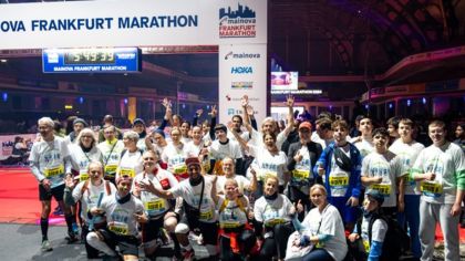Die Gedenkstaffel nach dem gemeinsamen Zieleinlauf.                Bild: Florian Wiegand