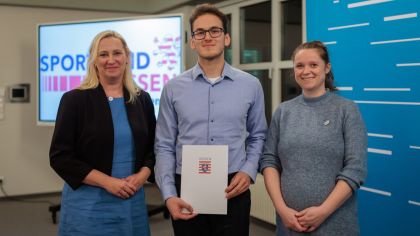 Hessens Sportministerin Diana Stolz (links) zusammen mit Stipendiat Sebastian Tippelt ( TG Walldorf) und Malin Hoster, Vorsitzende der Sportjugend Hessen.
                Bild: Foto-Halisch