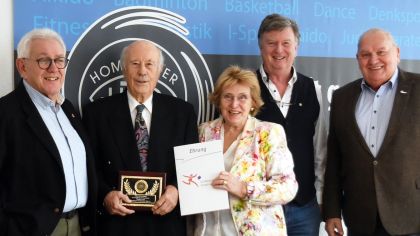 Beim Empfang der HTG Bad Homburg zum 90. Geburtstag ihres Ehrenvorsitzenden Fritz Burmeister: (von links) Helmut Reith (2. Vorsitzender Sportkreis Hochtaunus), Fritz und Inge Burmeister, Werner Voigt (Präsident HTG Bad Homburg) und Norbert Möller (Vorsitzender Sportkreis Hochtaunus).                Bild: Gerhard Strohmann