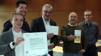 Sport gewinnt: Gemeinsam für „Sport gewinnt“ (v. links): Theresa Habich-Lerch und Max Hechsel, Fachstelle Migration und Integration des Landkreises, Sportkreischef Uwe Steuber, Frank Eser und David Michel, Referat Vielfalt im Sport der Sportjugend Hessen.                 Bild: Menkel