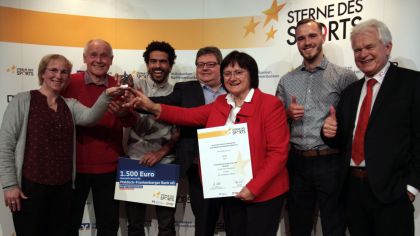 Sterne des Sports: Die Vorstandsmitglieder des TSV Berndorf  (v.l.) Anja Schlömer, Otto Brühne, Jawad Belfiqih und Erika Marpe mit Carsten Stumpe (Waldeck-Frankenberger Bank/4. v. r.), Marius Hamel (Sportkreis) und Ralf-Rainer Klatt (Landessportbund).                 Bild: Menkel