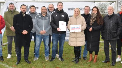 Nach der Überreichung des Zuwendungsbescheides durch die Ministerin stellten sich zum Gruppenfoto (von links) Marco Luckhardt, Bauamtsleiter Martin Schultheiß, Bürgermeister Luca Fritsch, Martin Ohnesorge, Sandro Bottaro, Carsten Liehr, Philipp Lange, Ministerin Diana Stolz, Landrat Winfried Becker, MdL Christin Ziegler, Sportkreisvorsitzender Ulrich Manthei, MdK Anna-Maria Bischof                Bild: Günter Brandt
