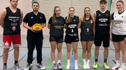 Der künftige 3x3 HBV-Landestrainer  Imran Uyar (2. v.l.) beim DBB-Lehrgang in Bielefeld                Bild: Spissinger