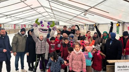 Gruppenfoto nach dem Eislaufspaß mit Markus Jestaedt, dem Vorsitzenden des Sportkreis Rheingau-Taunus, im Hintergrund (Mitte)                Bild: Sportkreis