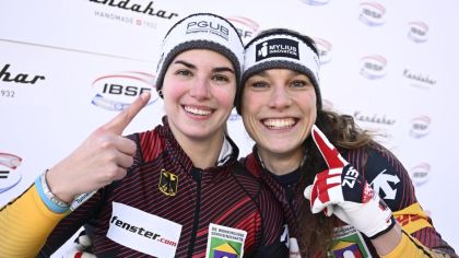 Kim Kalicki (links), hier mit Leonie Fiebig, hat ihren ersten Saisonsieg in der Tasche                Bild: Viesturs Lacis
