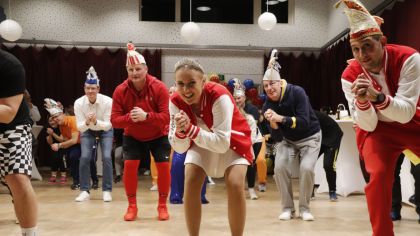 Prinzenpaare, Sportkreis und Politik gemeinsam bei der närrischen Sportstunde                Bild: Lisa Schmedemann (Offenbach Post)