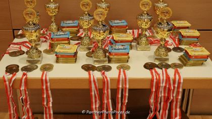 Pokale für die Sieger, Medaillen für die Treppchenplätze und Nervennahrung für die Finalisten                Bild: Robert Panther (www.PantherPhotoPress.de)