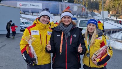 Drei zufriedene Frankfurt Adler-Träger im Erzgebirge, Christoph Peth, Erica Fischbach, Mira Baus                Bild: Erica Fischbach