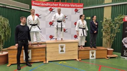 Mitte: Monika Lang 1. Platz, zweite von rechts: Joheina Hamami 3. Platz, beide Kata weiblich Masterklasse Ü 55 und beide vom SC Judokan e.V. Frankfurt                Bild: Monika Lang für den HFK