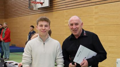 Die Silberne Leistungsnadel des lsb h wurde im Auftrag der Präsidentin Juliane Kuhlmann durch den Sportkreisvorsitzenden Harry Piaskowski überreicht                 Bild: Daniel Jahn - DRK Marbach