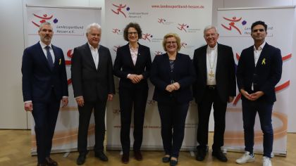 v.l.n.r. Daniel Neumann (Landesverband der J&uuml;dischen Gemeinden in Hessen), Vizepr&auml;sident Ralf-Rainer Klatt (lsb h),&nbsp;Kirchenpr&auml;sidentin Prof. Dr. Christiane Tietz (ev. Kirche), Pr&auml;sidentin Juliane Kuhlmann&nbsp; (lsb h),&nbsp;Weihbischof Prof. Dr. Karlheinz Diez (kath. Kirche),&nbsp;Pr&auml;sident Alon Meyer (MAKKABI Deutschland)
                Bild: Markus Wimmer