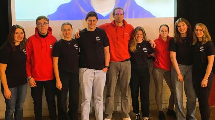 Von links: Laura Heckmann (SV Reichensachsen), Kevin Faßhauer (Sportjugend Werra-Meißner), Lea Janz (TC Meinhard), Aaron Müller (TC Eschwege), Jonathan Görlich (Sportjugend Werra-Meißner), Marie Friederich (SV Eintracht Hitzerode), Fiona Schott (TSV Oberdünzebach), Henrike Hasecke (Sportjugend Werra-Meißner), Meike Gundlach (TG Großalmerode)
Im Hintergrund: Leon Tiggemann (Sportjugend Werra-Meißner)
Es fehlt auf dem Bild: Lisa Schneider (Sportjugend Werra-Meißner)                Bild: Sportjugend Werra Meissner