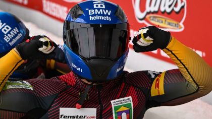 Eintracht Adlerträger Adam Ammour zeigt Flagge                Bild: IBSF Viesturs Lacis