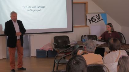 Der Präsident Klaus-Dieter Lachmann begrüßt die Teilnehmer am Seminar „Gewaltprävention“.                Bild: Robert Heinbücher