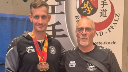 Links: Benjamin Eck vom KV Limburg mit seinen zwei Goldmedaillen, rechts Trainer und Vater Jochen Eck                Bild: Benjamin Eck privat