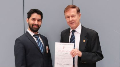 Links: Kampfrichterreferent Dr. Yasin Islam, rechts Kampfrichter Dieter Rath mit der Urkunde für 55 Jahre Tätigkeit als Kampfrichter                Bild: Martina Bier für den HFK