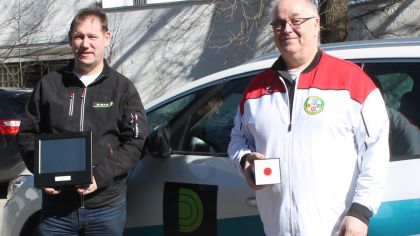 DISAG-Mitarbeiter Sascha Thürstein (links) übergab die neuen Lichtzielanlagen an HSV-Jugendleiter Stefan Rinke.                Bild: Hessischer Schützenverband