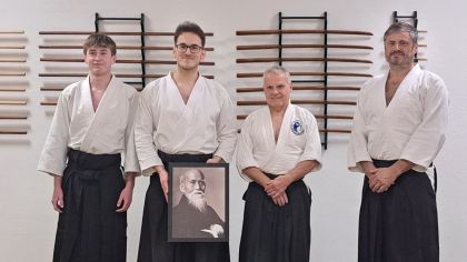 Die Prüflinge Hendrik Friebe, 1. Dan und Daniel Tippelt, 3. Dan mit dem Vorsitzenden der Prüfungskommission, Dr. Hans-Peter Vietze, 7. Dan, Mitglied der Technischen Kommission des Deutschen Aikido-Bundes e.V.  und dem vorbereitenden Trainer, Andreas Kreuzer, 3. Dan                Bild: Anke Meister
