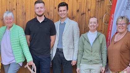 Von links:
Gabriele Ewald (SK-Vorstand), Robin Lenz (Jugendwart), Moritz Wetzel (ehem. Jugendwart), Michaela Seifert (ehem. Jugendwartin), Brigitte Senftleben (SK-Vorstand).