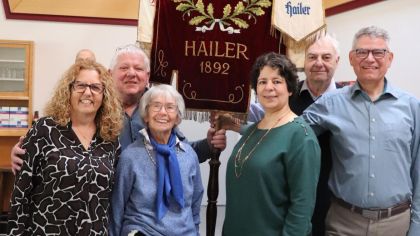 Evi Diehl (3. von links) im Kreis des Vorstandes des TV 1892 Hailer
                Bild: TV Hailer