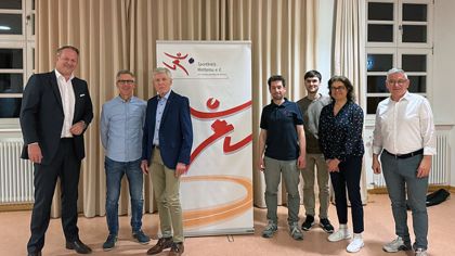 Der Vorstand des Sportkreis Wetterau (von links) Oliver Senteck, Thomas Golla, Jörg K. Wulf, Daniel Schwarz, Arne Kapell, Servet Yidirim und Frank Dehnke (ausgeschieden). Nicht auf dem Foto: Tanja Rauch, Julia Tauber und Ralf Wächter                Bild: Lena Schubert, Katja Zielinski-Guthe