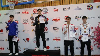 Zweiter von rechts: Roman Raiswich, Bronze in der Kategorie Kumite -75 Kilo                Bild: Martina Bier für den HFK