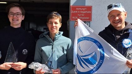 In der Mitte Eva Deichmann, links der Zweitplatzierte Felix Vogt, rechts der Drittplatzierte Gilles Betou                Bild: Marco Deichmann