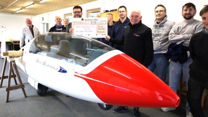 Daniel Kümmel - der neue 1. Vorsitzende des Aero Club Rhön e. V. Fulda - freut sich sehr über den Förderscheck des lsb h, der durch den Sportkreisvorsitzenden Harald Piaskowski übergeben wurde                Bild: Klaus Gärtner