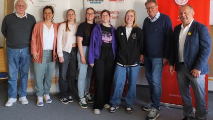 v.l. Prof. Dr. Zielinski (Sportkreis Gießen), Isabelle Schikora (Sportjugend Hessen), Josephine Lefèvre, Lara Mohr (Beisitzerinnen), Chantal Herrmann (Jugendwartin), Leonie Kammer (Beisitzerin), Dr. Klaus Dieter Greilich, Henry Mohr (Sportkreis Gießen)
Es fehlen: Tim Titus Günther (Jugendwart) und Maximilian Haack (Beisitzer)                Bild: Christine Preuß