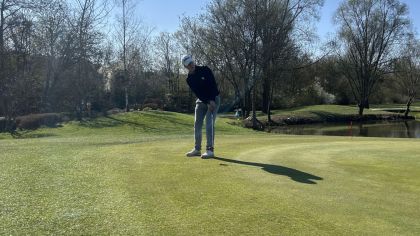 Moritz Küls beim Putt an Loch 9                Bild: Marc vom Hagen