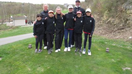 Team Hessen der Mädchen 
v.l.n.r.: Frizzi Lang, Lia Yoon, Clara Lindemann, Sophia Leininger, Lilian Wu, Anne-Sophie Hartmann mit Verena Scholz und Serkal Aydin                Bild: Marc vom Hagen