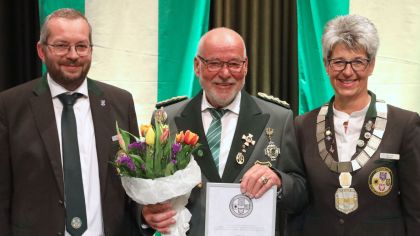 Die größte hessische tragbare Ehrung, den Ehrenring erhielt Norbert Link (Mitte)
