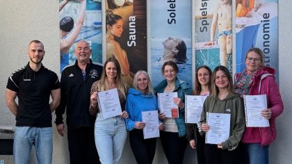 Erzieherinnen legen das DLRG-Abzeichen in Bronze ab: (von links) Marius Hamel (Bewegungskoordinator Landkreis), Lehrgangsleiter Jörg Schröder zusammen mit den Teilnehmerinnen Swetlana Freund, Elena Raisch, Jennifer Müller, Janina Pooch, Theresa Meier und Anja Klaus.                Bild: Sportkreis Waldeck-Frankenberg