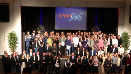 Schöner Abschluss der Sportgala mit den Geehrten in der Groß-Gerauer Stadthalle. Für alle gab es reichlich Applaus.                         Bild: Kreisverwaltung Groß-Gerau
