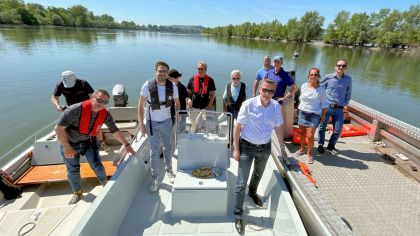 Martin Rabanus (vorn), Bürgermeister Sinß (2. Von links) sowie Anlieger und Wassersportler                Bild: Claus von Kutzschenbach