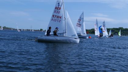 Das Bild zeigt das Boot von Jacob Cross und Lisa Raab an der Wendemarke