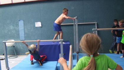Kinder in einem Turnparcours
