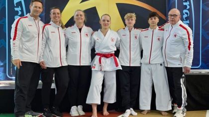 Teile des Hessischen Kata-Landeskader-Teams auf dem Arawaza-Cup, links: Thorsten Steiner (Kata Landestrainer), Mitte: Lara Marie Schäfer: Silbermedaille.                 Bild: Martina Bier für den HFK