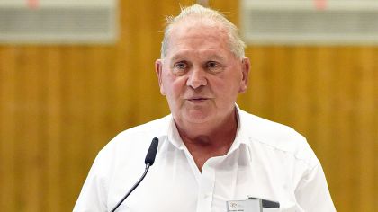 Norbert Möller wird auf dem Sportkreistag 2025 zum Ehrenvorsitzenden des Sportkreises Hochtaunus ernannt.                Bild: Gerhard Strohmann