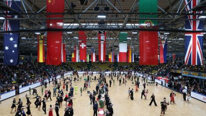 Buntes Treiben auf der mit Parkett ausgelegten Eisfläche der Frankfurter Eissporthalle                Bild: Robert Panther (www.PantherPhotoPress.de)